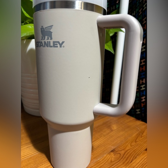 GUC Stanley- 40oz Quencher H2.0 Flowstate Tumbler (Soft Matte) in Dune - Picture 9 of 15